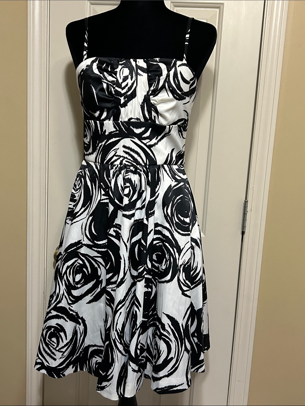 White House Black Market Black and White Floral Fit-and-Flare Mini Dress- size 4